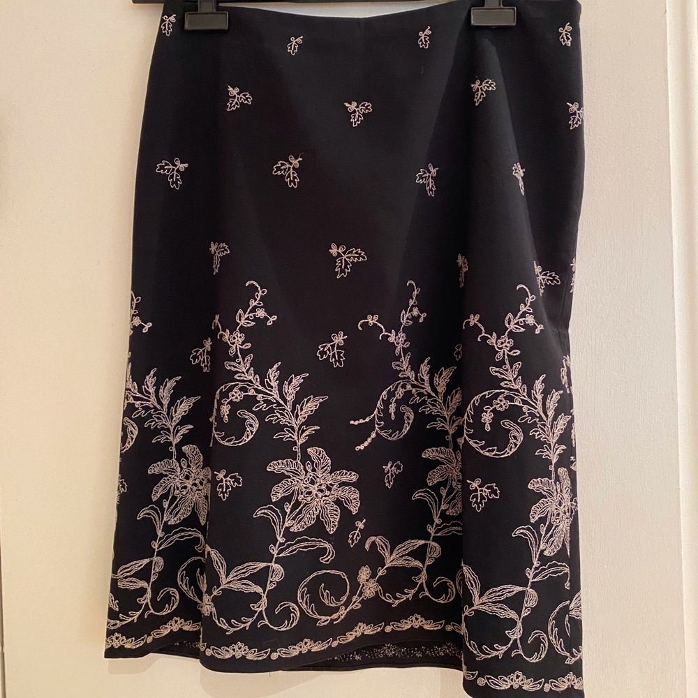 Pretty embroidered Ann Taylor skirt